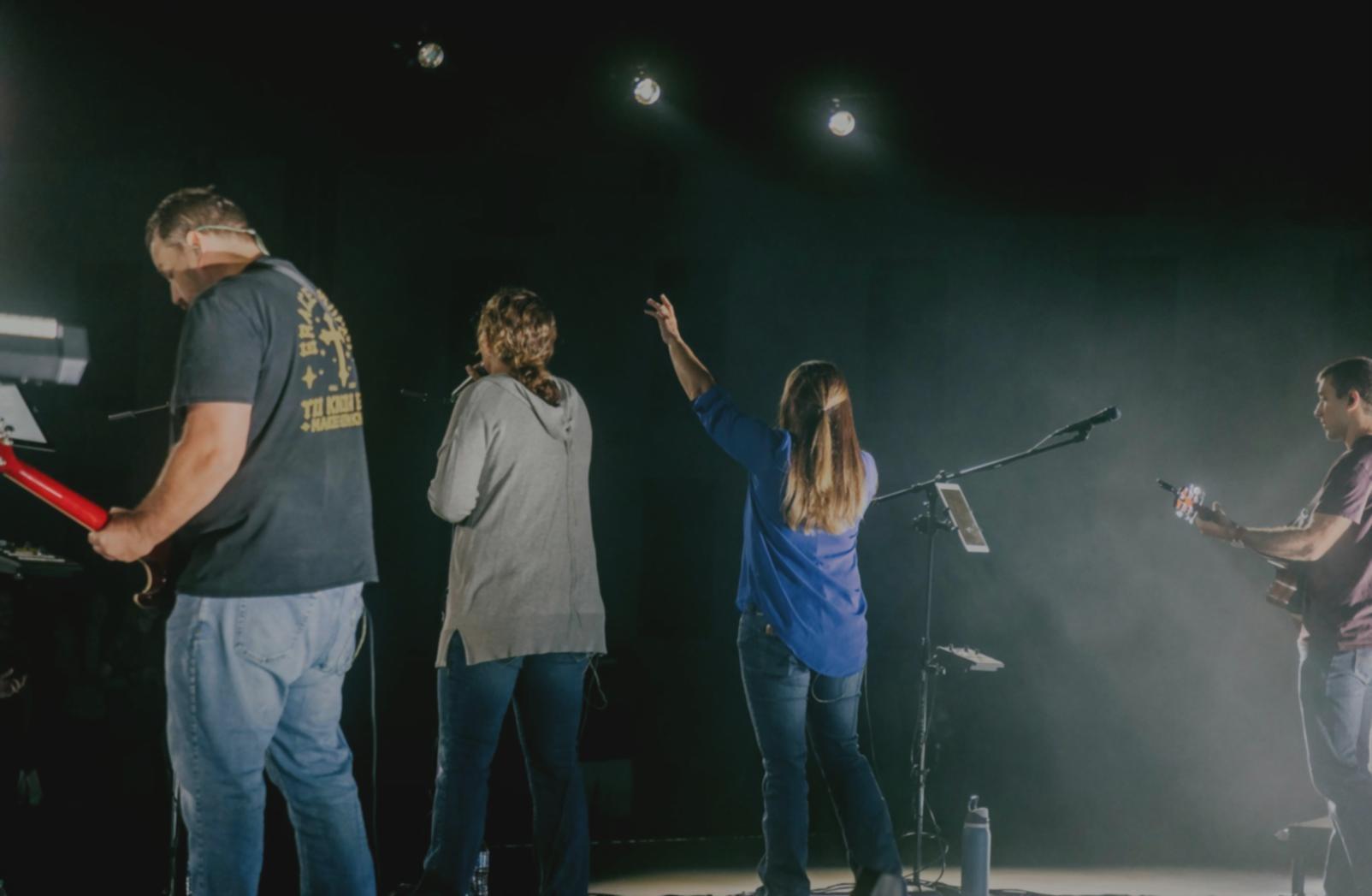 Performance dal vivo di una canzone originale scritta durante il corso