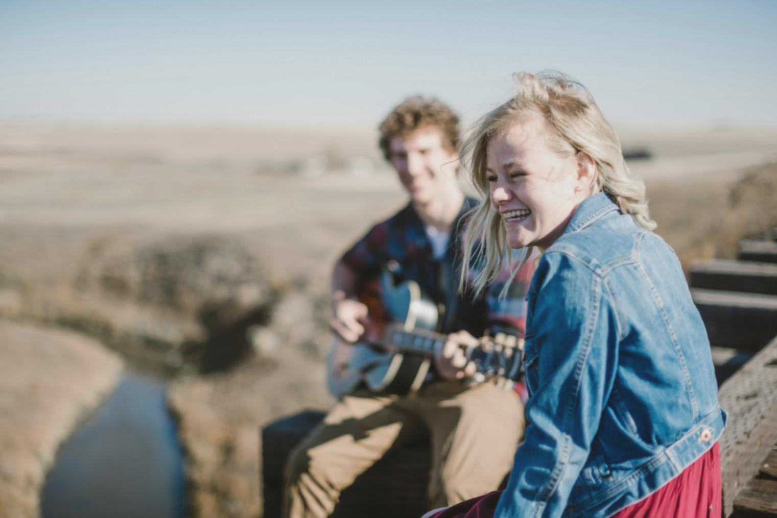 Studenti durante una sessione di songwriting collaborativo in studio
