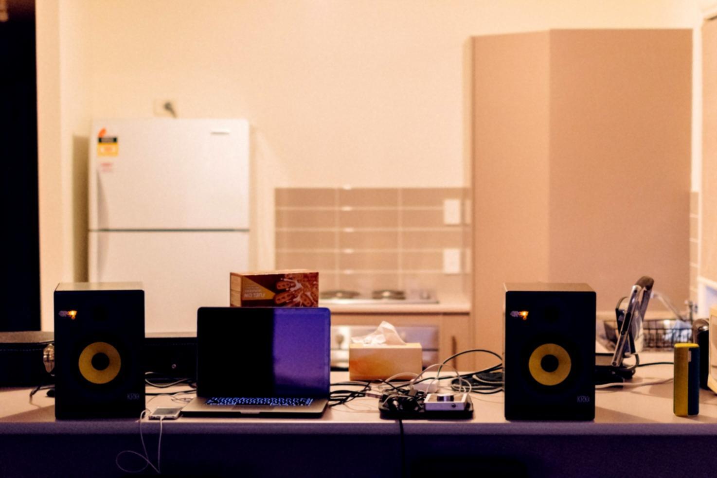 Processo di composizione con strumenti musicali e quaderno